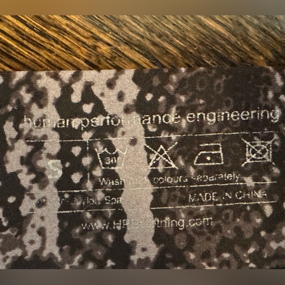 Human Performance Engineering animal print capri leggings Size Small - Picture 2 of 6